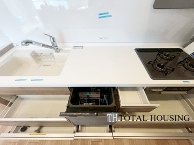 【キッチン】 | シーアイマンション円山西棟 | 食器洗乾燥機付きで家族の食器もピカピカ。後片付けもラクラクこなせて、日々の生活には欠かせない便利設備。環境にもママの手にも優しいのがうれしいですね。