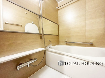 【浴室】 | シーアイマンション円山西棟 | 限られた空間を広く見せるワイドミラーを採用したバスルーム。毎日の疲れを癒やすバスタイムを。浴室換気乾燥暖房機付きで浴室内干しも可能！