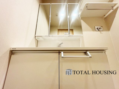 【独立洗面台】 | シーアイマンション円山西棟 | 一日の始まりの朝、歯磨きをしたりメイクや髪をセットしたり・・・使いやすさが考えられた3面鏡です♪シャワー付水栓で洗面台でのシャンプーや毎日の掃除に大変便利ですね♪