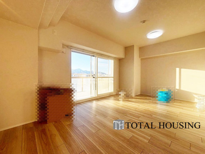 【居間・リビング】 | シーアイマンション円山西棟 | 約16.2帖の広々としたリビングが魅力的♪日当たりもよく居心地の良い空間です。家族とのコミュニケーションが自然と弾むような仕様は、住む人に笑顔をという想いが込められています。