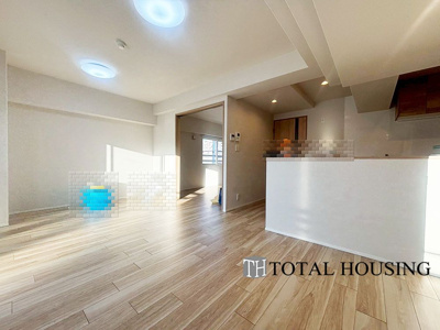 【居間・リビング】 | シーアイマンション円山西棟 | 団らんの時を楽しみ、思い思いの時間を充実させるために欠かせないリビング。ご家族皆さまでゆったりとお寛ぎになれるよう、採光や通風を確保した心地良い空間となっております。