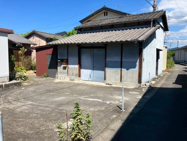丸亀市山北町戸建　倉庫・プレハブ小屋つき物件の前面道路含む現地写真|【前面道路幅約1.5m~１．７ｍ、２階建の古い倉庫つき】