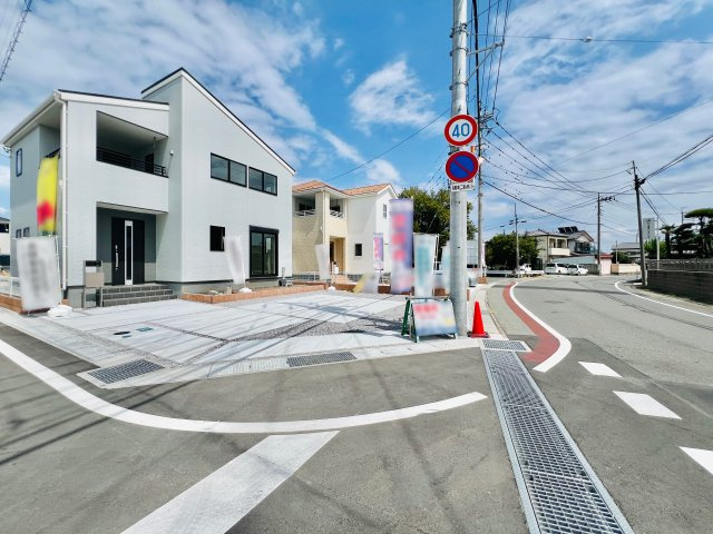藤岡市上戸塚の前面道路含む現地写真|駐車スペースを確保しながらお庭のスペースも♪