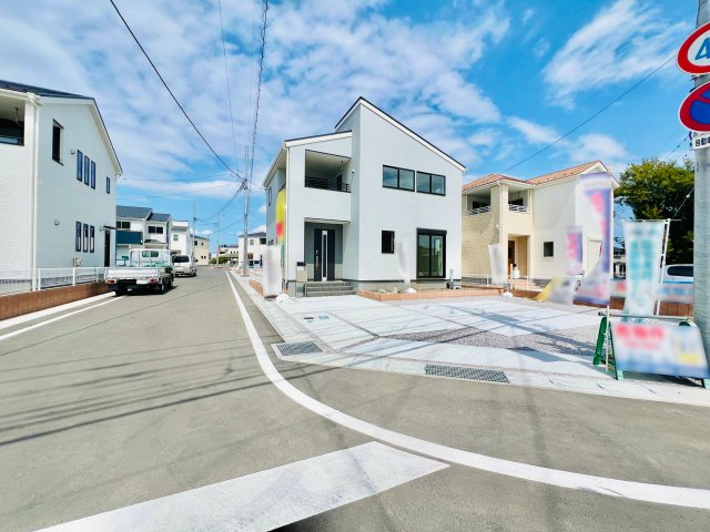 藤岡市上戸塚の前面道路含む現地写真|閑静な住宅街で、車の通りも少なく駐車も楽々♪