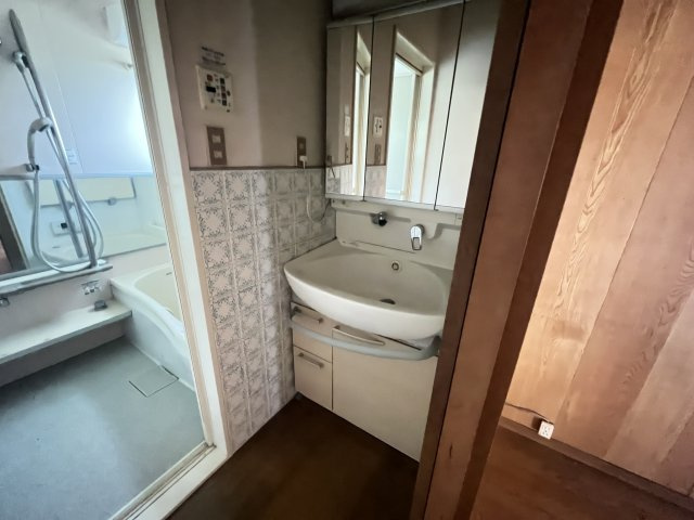 川向町貸家の独立洗面台
