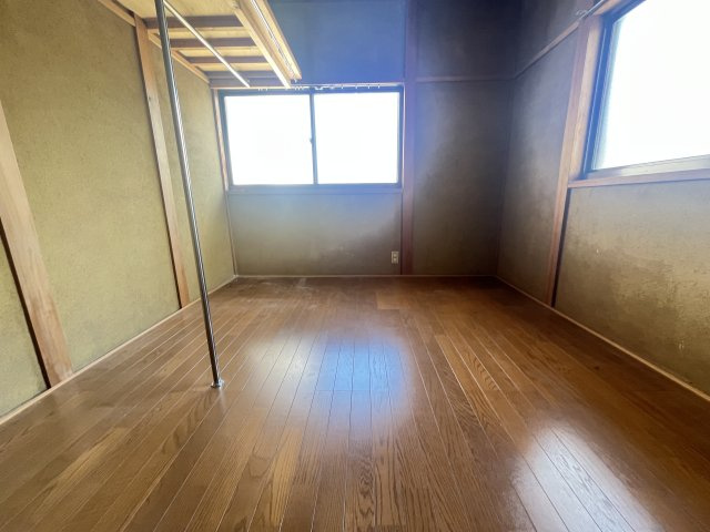 川向町貸家の洋室