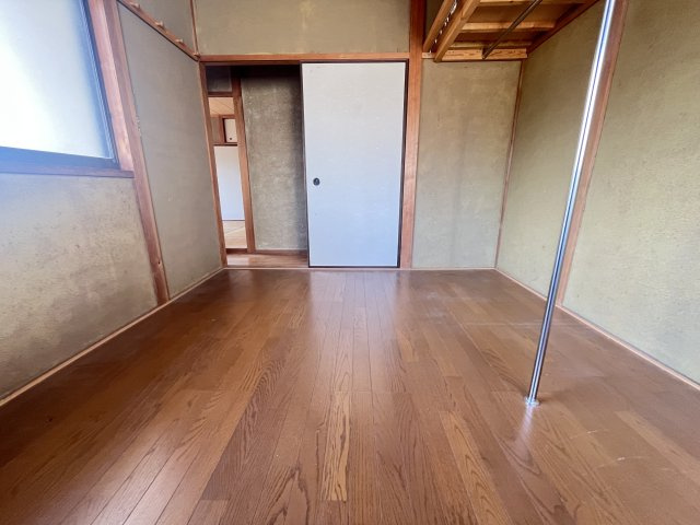 川向町貸家の洋室