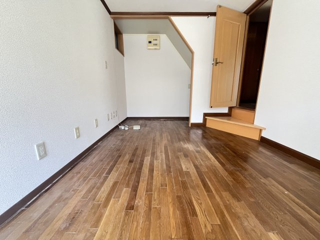 川向町貸家の洋室