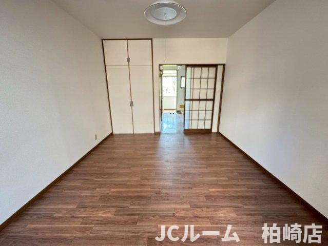 柏崎市半田１丁目のアパートの居間・リビング