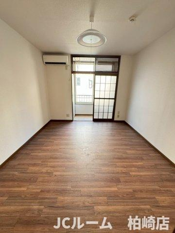 柏崎市半田１丁目のアパートの居間・リビング