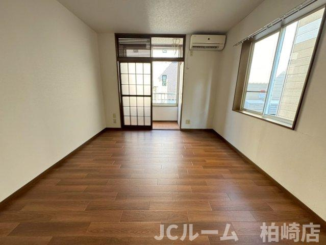 柏崎市半田１丁目のアパートの洋室