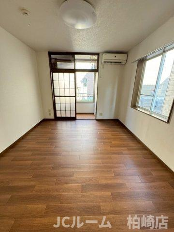 柏崎市半田１丁目のアパートの居間・リビング