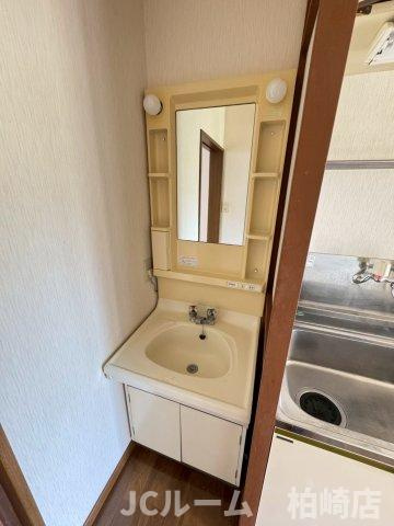 柏崎市半田１丁目のアパートの独立洗面台