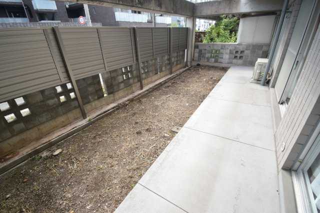 スワローハイツ山荘通の庭