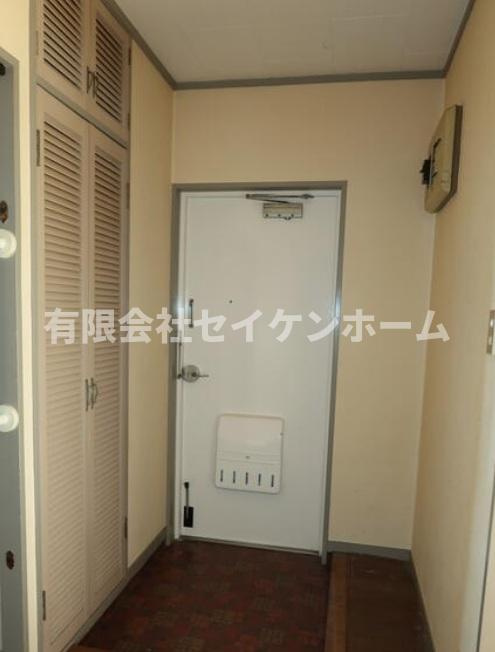 大宮東新井団地13号棟の玄関