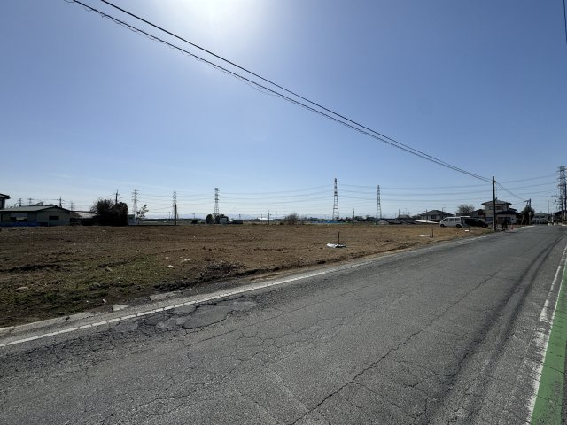 【前面道路含む現地写真】 | 【由良町第2期　現地外観】
※令和7年3月時点