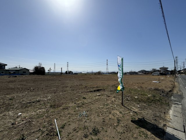 【前面道路含む現地写真】 | 【由良町第2期　現地外観】
※令和7年3月時点