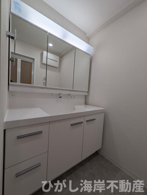 レクセルマンション茅ヶ崎の独立洗面台|新規リフォーム完了！　三面鏡化粧台