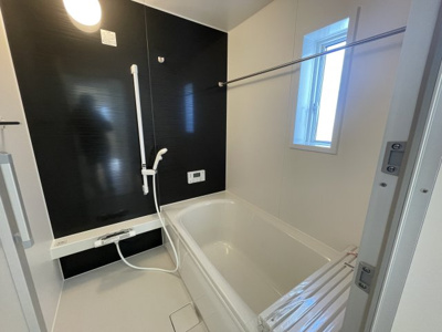 【内観：施工例】 | 【新築分譲住宅　～クレイドルガーデン～】 東根市神町西　第13　☆全2棟☆ | 【Bathroom】
上質が感じられるカラーリングで、清潔な空間美を実現。一日の疲れが癒される優雅なバスタイムを堪能できるゆとりあるバスルームです。