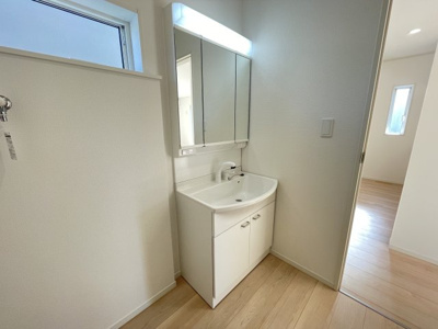 【内観：施工例】 | 【新築分譲住宅　～クレイドルガーデン～】 東根市神町西　第13　☆全2棟☆ | 【Powder room】
十分な大きさの洗面台は、身だしなみチェックや歯磨きなど、朝の慌ただしい時間でも余裕とゆとりを感じて頂けます。