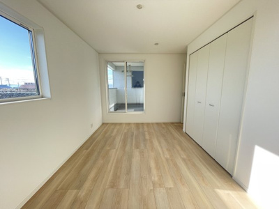 【内観：施工例】 | 【新築分譲住宅　～クレイドルガーデン～】 東根市神町西　第13　☆全2棟☆ | 【Room】
1日の疲れを癒し、心地よく寛げるようゆったりとした広さを確保しています。プライベートタイムをより優雅に穏やかに…。落ち着いた雰囲気を紡ぎます。