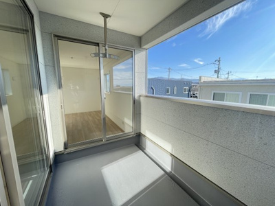【内観：施工例】 | 【新築分譲住宅　～クレイドルガーデン～】 東根市神町西　第13　☆全2棟☆ | 【Balcony】
広いバルコニーは、暮らしの中での光と風を演出してくれています。見事なまでの開放的な空間をお楽しみください。