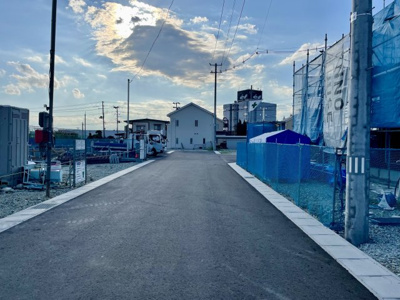 【前面道路含む現地写真】 | 【新築分譲住宅　～クレイドルガーデン～】 東根市神町西　第13　☆全2棟☆ | 【View】
前面道路は幅6ｍ以上あり、運転が苦手な方も安心して出入りしやすくなっております♪