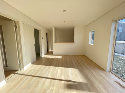 【内観：施工例】 | 【新築分譲住宅　～クレイドルガーデン～】 東根市神町西　第13　☆全2棟☆ | 【Living room】
家族と過ごすひと時を溢れる光が優しく包み込むリビングダイニング。家族とともに、心穏やかに過ごすひととき。家族との時間、自分の時間を大切にできる空間がここにあります。