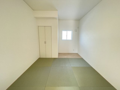 【内観：施工例】 | 【新築分譲住宅　～クレイドルガーデン～】 東根市神町西　第13　☆全2棟☆ | 【Japanese style room】
家事スペースやお子様の遊び場として、または客室として、大活躍間違いなしの和室。