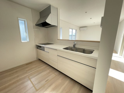 【内観：施工例】 | 【新築分譲住宅　～クレイドルガーデン～】 東根市神町西　第13　☆全2棟☆ | 【Kitchen】
家事動線やリビングとのつながりに配慮し、食事の準備や片付けなどの家事を楽しくするキッチンスペースに仕上げました。毎日使う場所だから気持よく使えて、居心地の良い空間に。