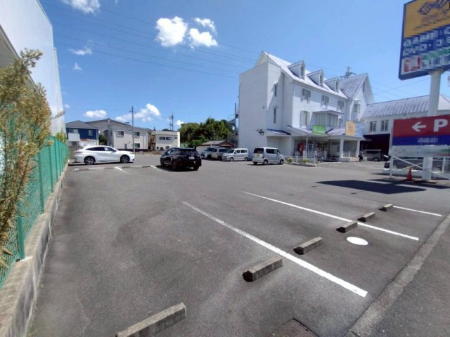 井ノ口町　貸店舗・事務所の駐車場