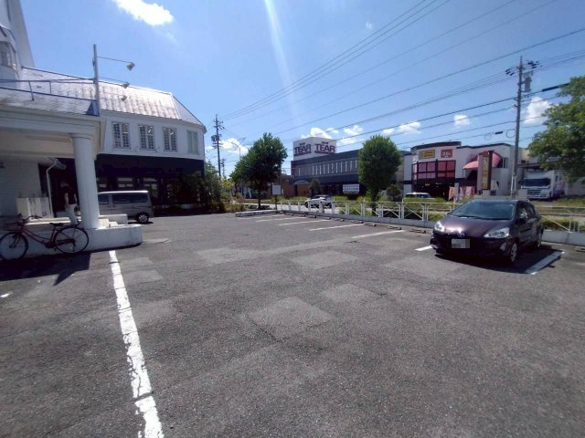 井ノ口町　貸店舗・事務所の駐車場