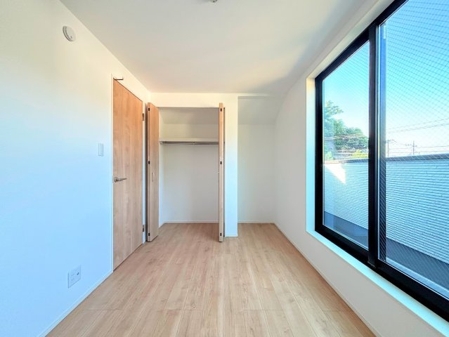 栄区飯島町　新築戸建ての洋室|◆柔らかい陽光が差し込む明るいお部屋を演出する設計。彩光の取れる窓が気持ちの良いお部屋を創り上げます。
