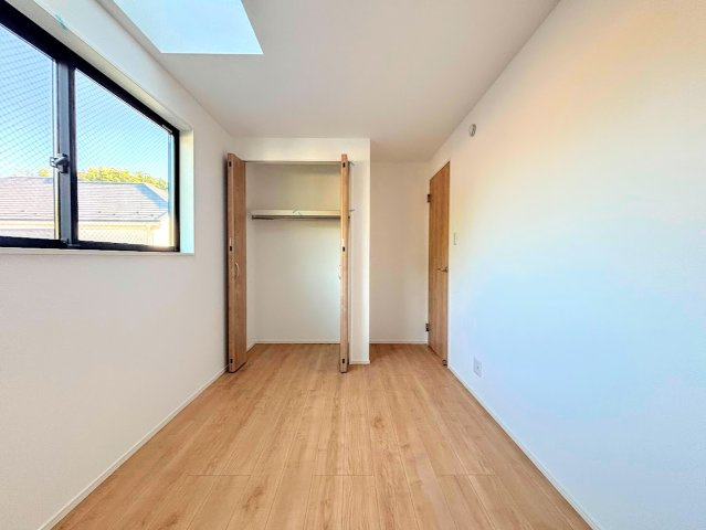 栄区飯島町　新築戸建ての洋室|◆室内はいつも明るい印象なので気持ちの良い朝を迎えられます。各部屋にはクローゼットを完備しており、収納が多いお家はすっきりして快適空間です。
