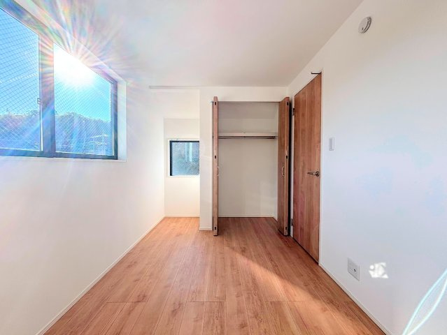 栄区飯島町　新築戸建ての洋室|◆気持ちの良い風が室内へ入り込む居室。家具を配置しても広々ご利用いただけます！！
