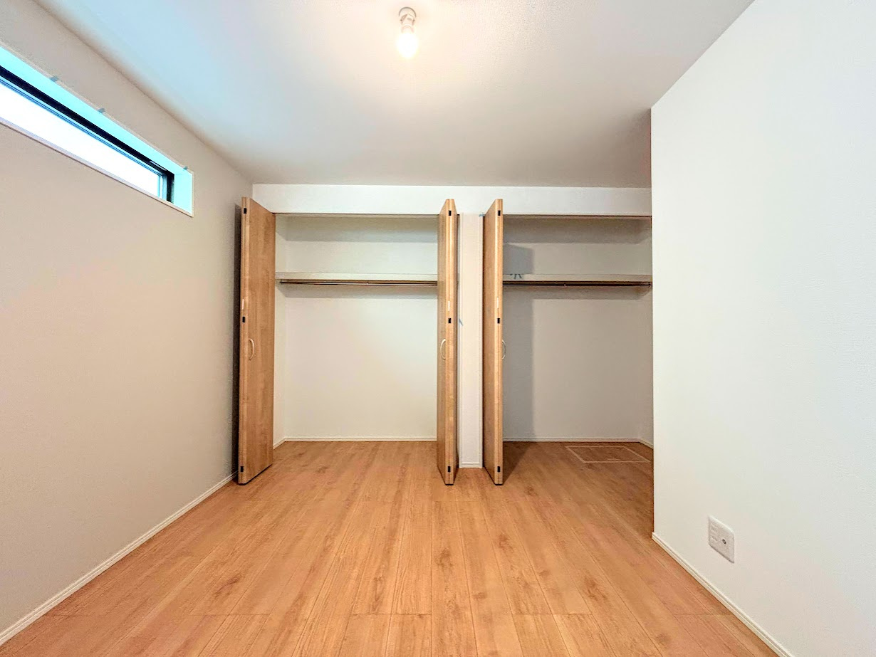 栄区飯島町　新築戸建ての洋室|◆子どものスタディ空間として、あるいは書斎やホビールームとして生活スタイルに合わせて使えるプライベートルーム。居心地のいい落ち着いたインテリアが似合います。
