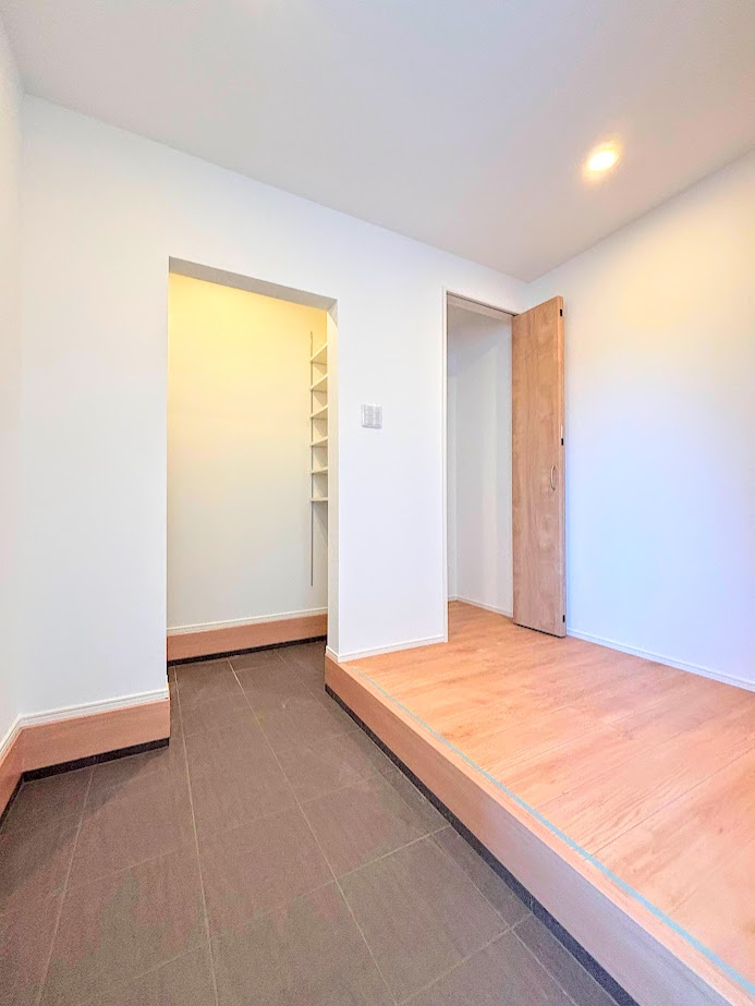 栄区飯島町　新築戸建ての玄関|◆明るい玄関です！散らかりやすい玄関もスッキリする大容量のシューズボックス付き。
