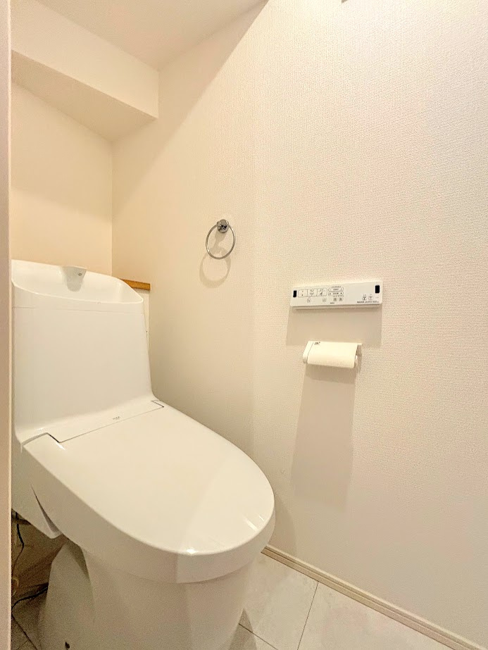 栄区飯島町　新築戸建てのトイレ|◆清潔感のある白を基調とした落ち着ける空間。小窓をもうけていますので、こもりやすい空気の入れ替えも簡単に行えますね！
