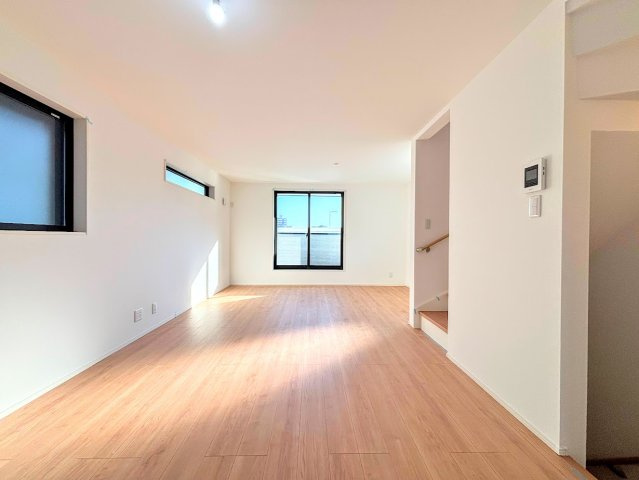 栄区飯島町　新築戸建ての居間・リビング|◆一家だんらんのスペースとなるＬＤＫ。窓から明るい光が差し込み、思わず家族の会話も弾む快適な空間。
