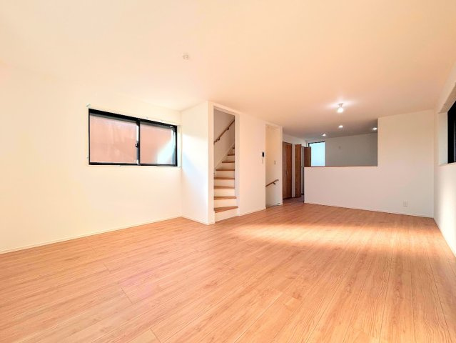 栄区飯島町　新築戸建ての居間・リビング|◆リビングは一日中太陽の光が射し込みます。家族が集まる空間は、自然と笑顔が溢れます！
