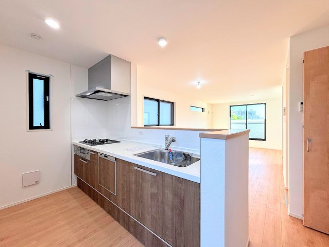 栄区飯島町　新築戸建てのキッチン|◆キッチンからダイニングやリビングが見渡せるキッチン。料理をしながら家族とコミュニケーションをとれるだけでなく、大きな開放感も得られることができます。
