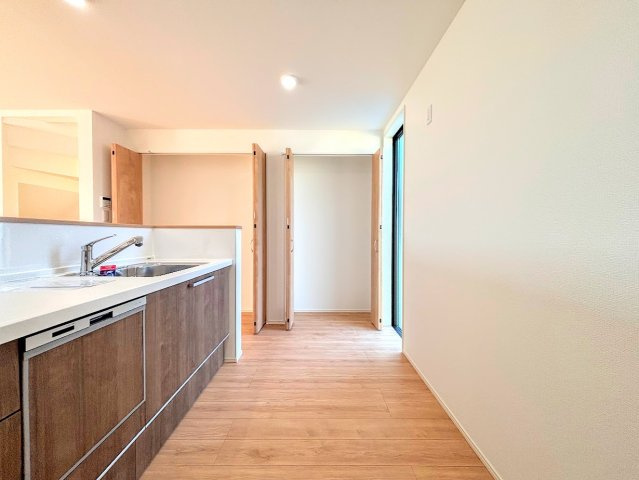 栄区飯島町　新築戸建てのキッチン|◆デザイン性と機能性を兼ね備えたキッチンです。リビングスペースとの一体感が生まれ、広々空間を演出してくれます。
