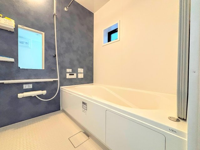 栄区飯島町　新築戸建ての浴室|◆お子様と一緒にバスタイムを楽しめる広々空間。浴室乾燥機付で心地よいバスタイムを実現します。

