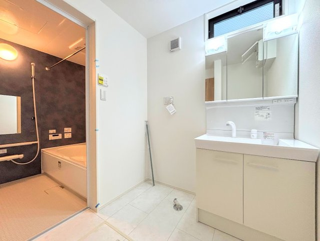 栄区飯島町　新築戸建ての独立洗面台|◆毎日使う場所だから、機能的で使いやすさに配慮したパウダールーム。すっきりと使えるように収納も豊富にご用意しています。
