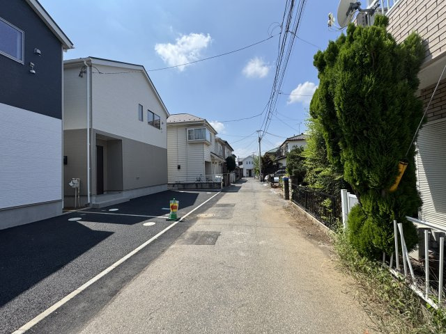 柏市新富町２丁目新築戸建【旭小学校：6分】の前面道路含む現地写真|北側前面道路