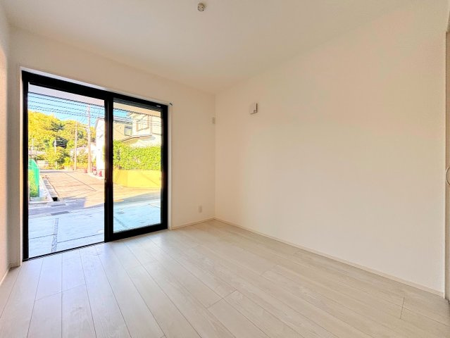 栄区飯島町　新築戸建ての洋室|◆柔らかい陽光が差し込む明るいお部屋を演出する設計。彩光の取れる窓が気持ちの良いお部屋を創り上げます。
