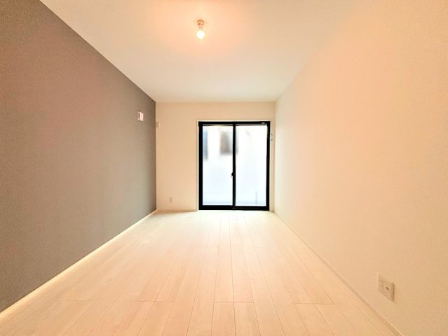 栄区飯島町　新築戸建ての洋室|◆室内はいつも明るい印象なので気持ちの良い朝を迎えられます。各部屋にはクローゼットを完備しており、収納が多いお家はすっきりして快適空間です。
