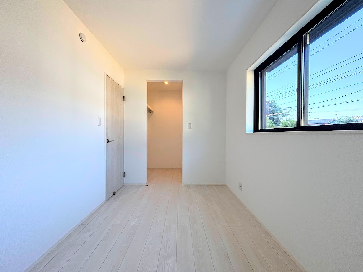 栄区飯島町　新築戸建ての洋室|◆子どものスタディ空間として、あるいは書斎やホビールームとして生活スタイルに合わせて使えるプライベートルーム。居心地のいい落ち着いたインテリアが似合います。
