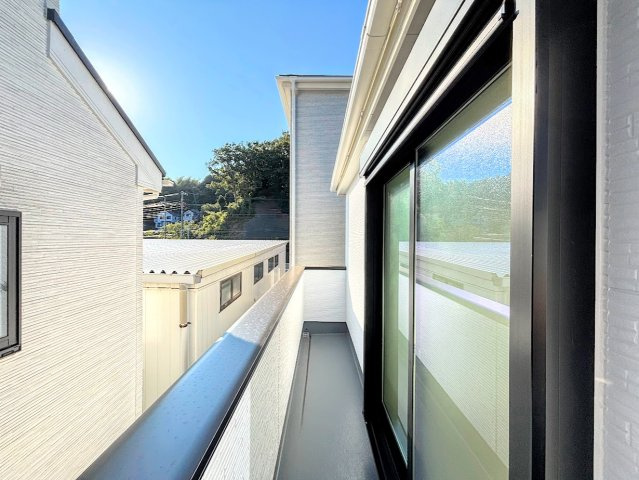 栄区飯島町　新築戸建てのバルコニー|◆日当たり良好なバルコニー！毎日のお洗濯にも嬉しいですね！
