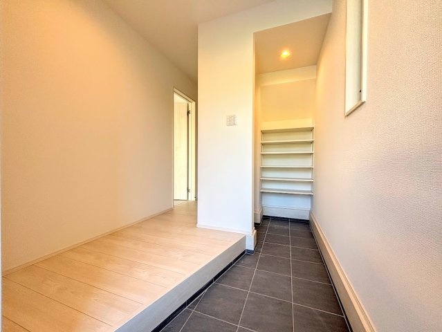 栄区飯島町　新築戸建ての玄関|◆明るい玄関です！散らかりやすい玄関もスッキリする大容量のシューズボックス付き。
